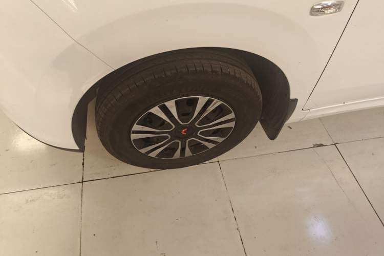 Used Wuling Hongguang New Energy 2024 All-Electric Model 300KM Standard Version Left Front Wheel Hub