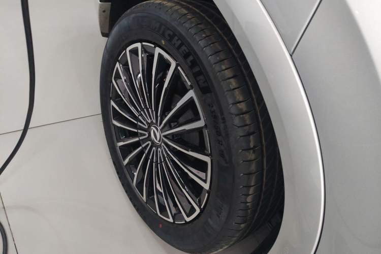 Used Dongfeng Aeolus L8 2025 Model 185KM Ideal Edition Right Rear Wheel Hub