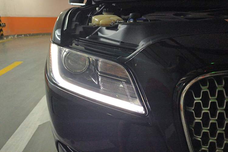 Used Lincoln Continental 2017 2.0T Two-Wheel Drive Deluxe Edition Right Front Headlight