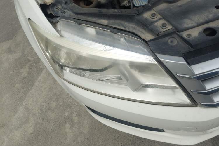 Used Volkswagen Santana 2015 1.6L Automatic Comfort Edition Right Front Headlight