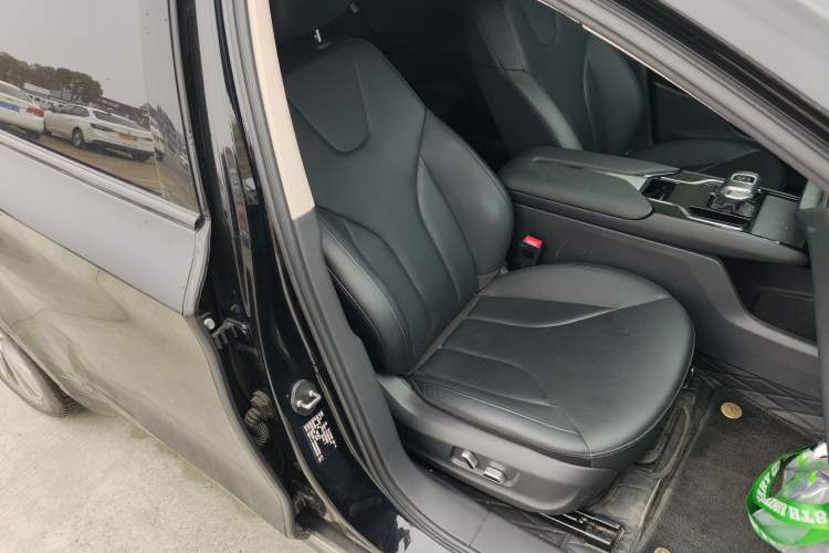 Used Hongqi E-QM5 2022 431 km Charge & Enjoy Edition
