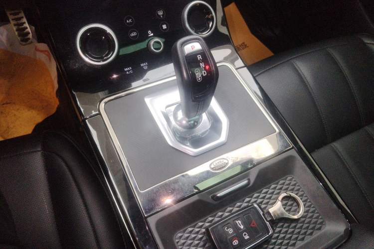 Used Land Rover Range Evoque 2020 249 PS R-DYNAMIC SE Sport Technology Edition Gear Lever