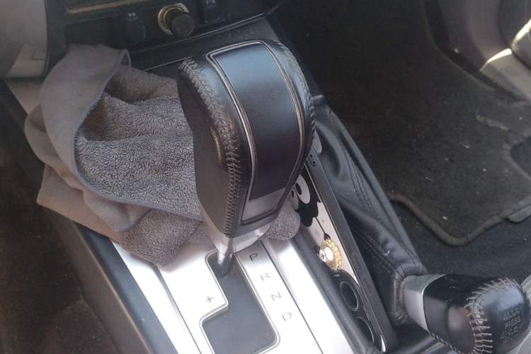 Used Mitsubishi Pajero Sport 2013 3.0L Automatic 4x4 Executive Edition Gear Lever