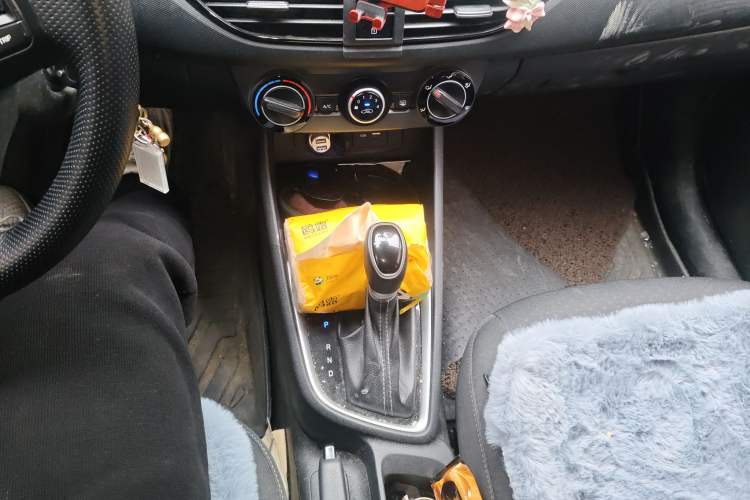 Used Hyundai Celesta 2020 1.6L Automatic GL Enjoyable Edition Gear Lever