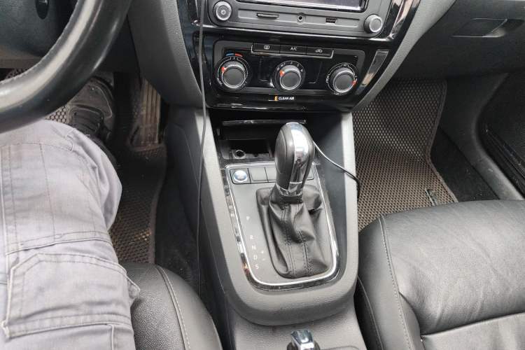 Used Volkswagen Sagitar 2017 1.6L Automatic Comfort Model Gear Lever