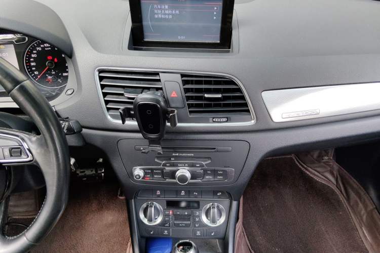 Used Audi Q3 2015 35 TFSI quattro Technology Edition Audio And AC Panel