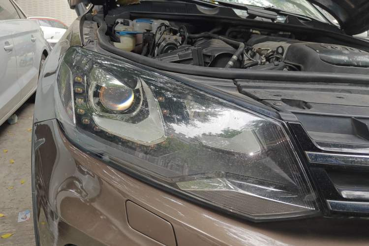 Used Volkswagen Touareg 2015 3.0 TSI Comfort Model Right Front Headlight