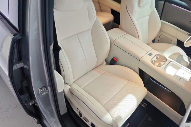 Used Li Auto i6 2025 Model Two-Wheel-Drive Standard Type
