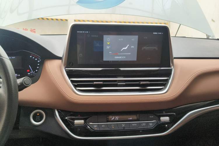 Used SAIC MAXUS G20 2021 PLUS 2.0T Gasoline Automatic Luxury Edition Audio And AC Panel