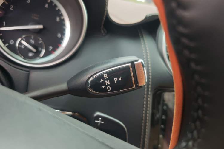 Used Mercedes-Benz M-Class 2010 ML 350 4MATIC Luxury Special Edition Gear Lever