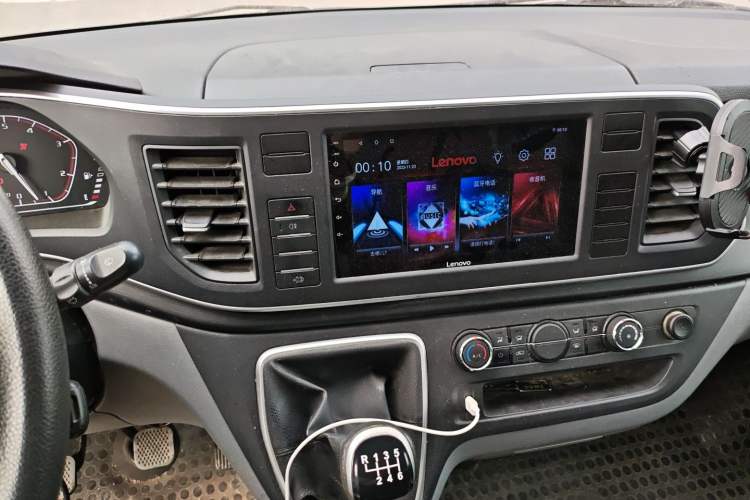 Used SAIC MAXUS Xintu V80 2023 2.0T Manual Classic Aoyuntong Short Wheelbase Ultra-Low Roof 5/6-Seater Audio And AC Panel