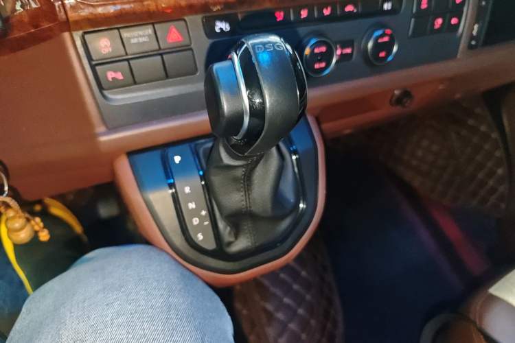 Used Volkswagen Caravelle 2019 2.0 TSI 4x4 Comfort Edition 7-Seater Gear Lever