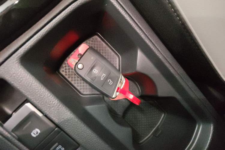 Used Volkswagen T-ROC 2023 300TSI DSG Two-Wheel Drive Starlight Edition
