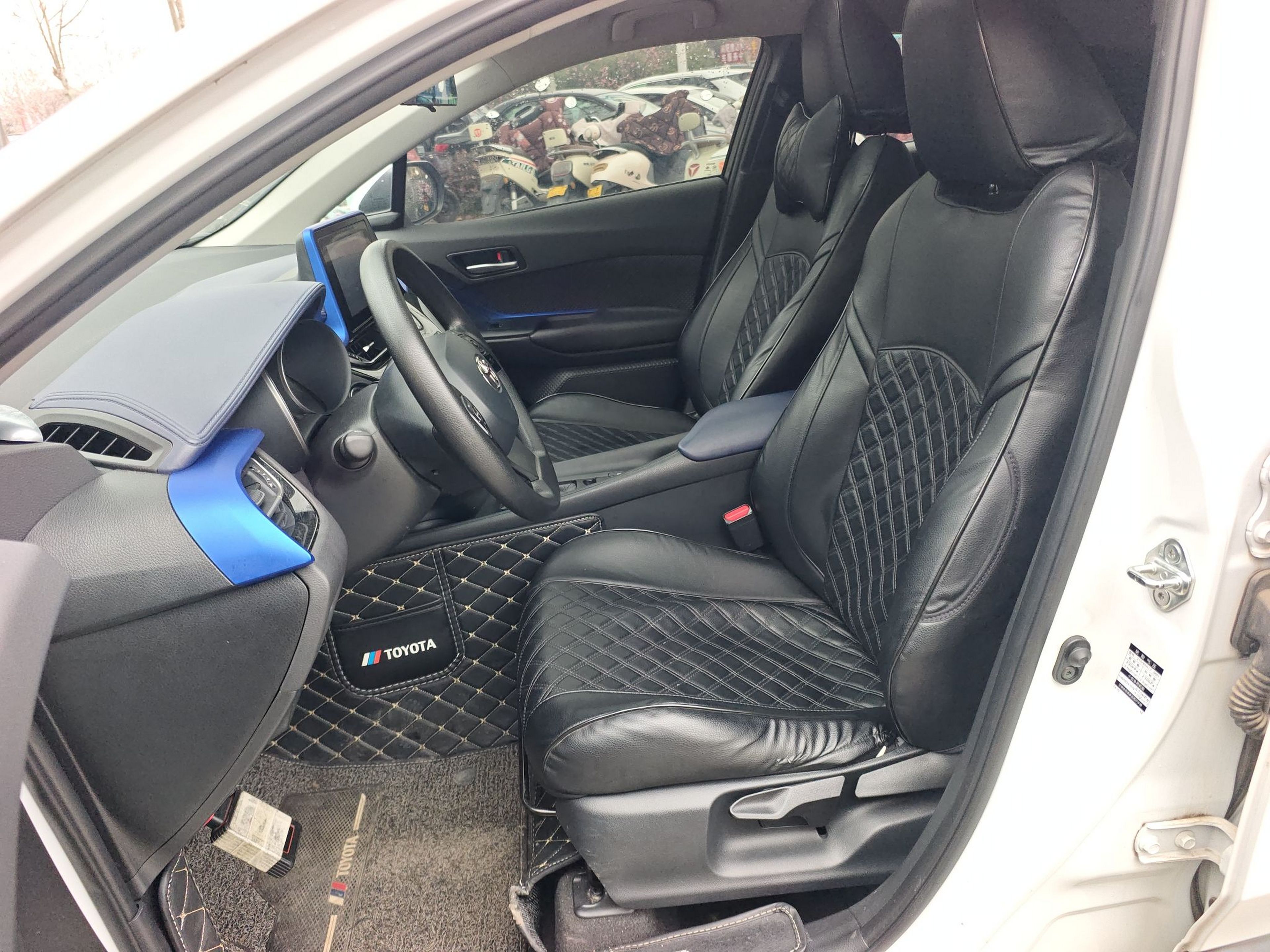 المقاعد الأمامية داخل السيارة