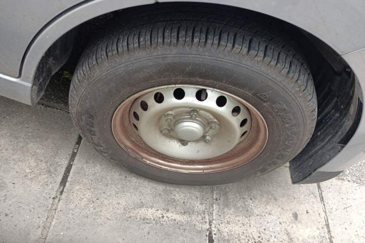 Used Wuling Yangguang 2024 300km Comfort-Grade Passenger Van 60kW