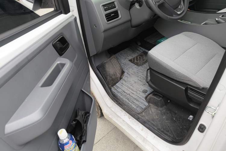 Used Wuling Yangguang 2024 300KM Comfort Version Passenger Van 75kW