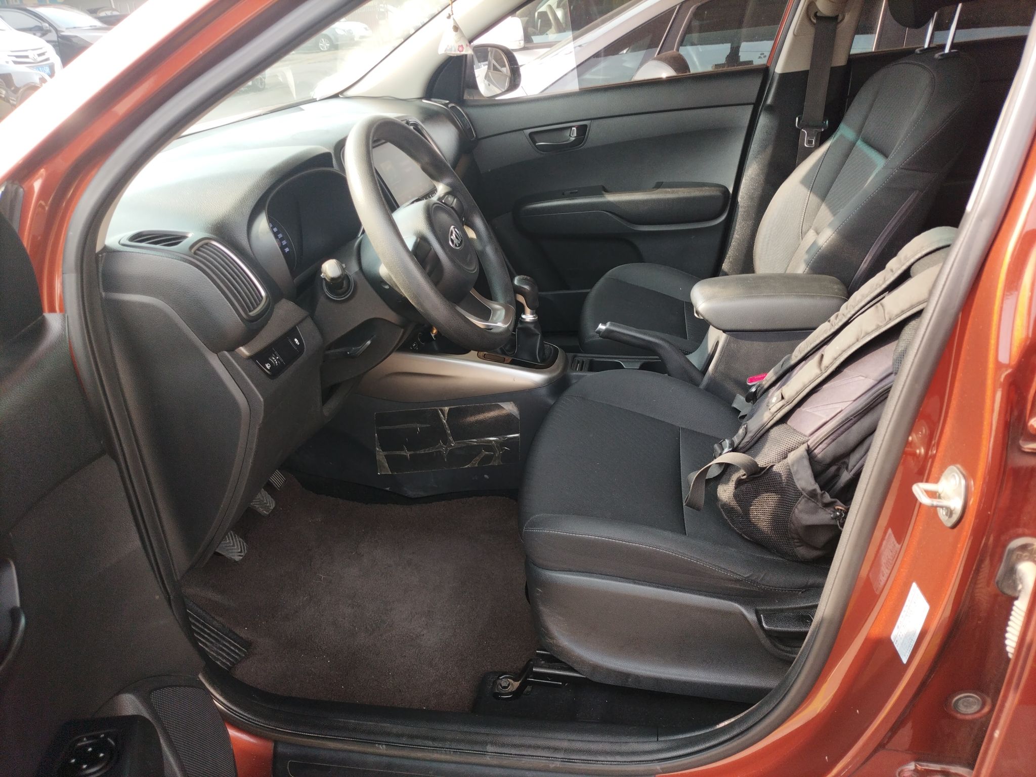 Переднее сиденье в автомобиле