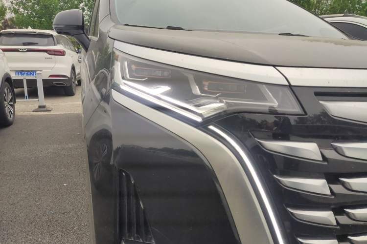 Used Denza D9 2024 DM-i 980 Four-Wheel Drive Prestige Model Right Front Headlight