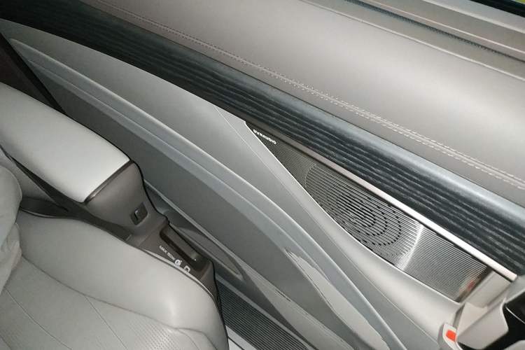 Used Denza D9 2022 EV 600 Four-Wheel Drive Prestige Model Interior 8