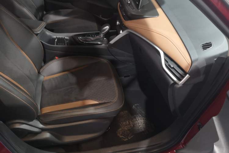 Used Buick Encore 2020 20T CVT Luxury Edition Right Front Seat