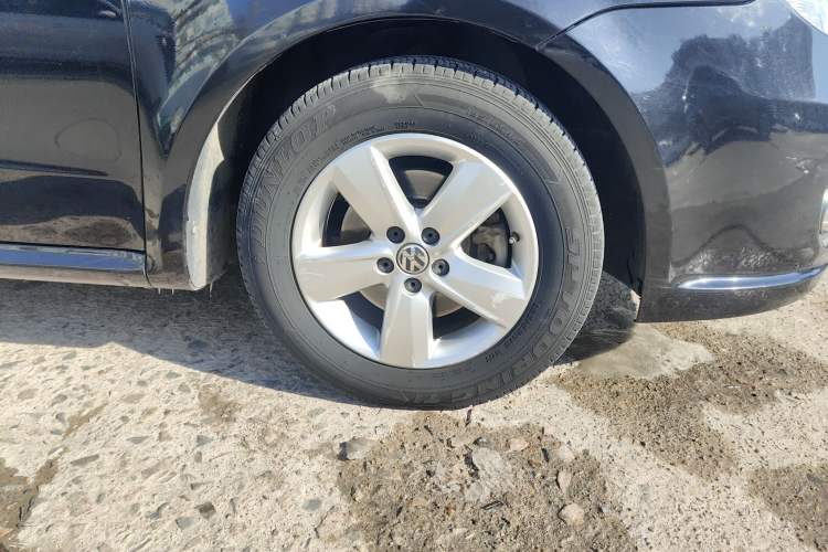 Used Volkswagen Lavida 2011 1.6L Manual - Premium Edition Right Front Wheel Hub