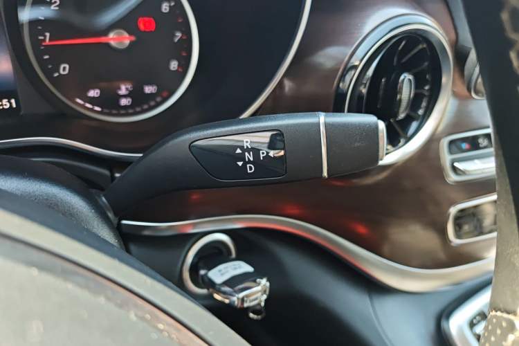 Used Mercedes-Benz V-Class 2020 V 260 Avantgarde Edition Gear Lever