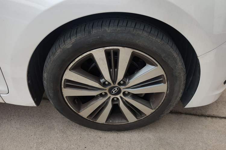 Used Hyundai Mistra 2014 1.8L Automatic Deluxe DLX Model Right Front Wheel Hub
