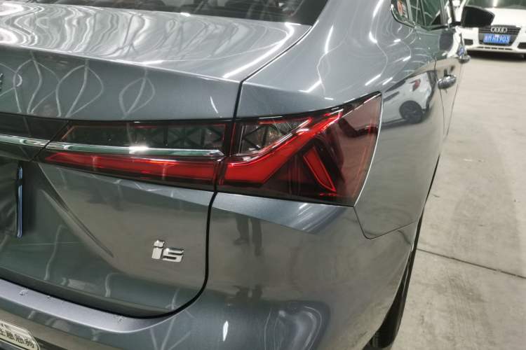 Used Roewe i5 2023 1.5L Manual Comfort Edition Right Rear Taillight