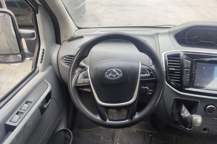 Used SAIC MAXUS Xintu V80 2018 2.5T 6-Speed Manual Aotuntong Facelifted Long Wheelbase Mid-Height 7-Seater Steering Wheel