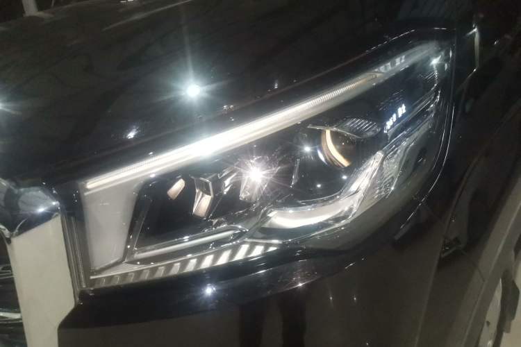 Used SAIC MAXUS Xintu V90 2022 2.0T Automatic Zhiyun King Rear-Drive Extended Wheelbase High-Roof Design with Single Rear Tire—6/7 Seater