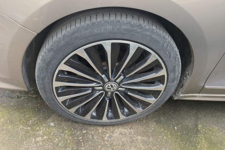 Used Volkswagen Sagitar 2015 1.6L Automatic Comfort Model Left Front Wheel Hub