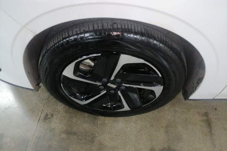 Used Geely Galaxy L6 2023 125km PLUS Left Front Wheel Hub