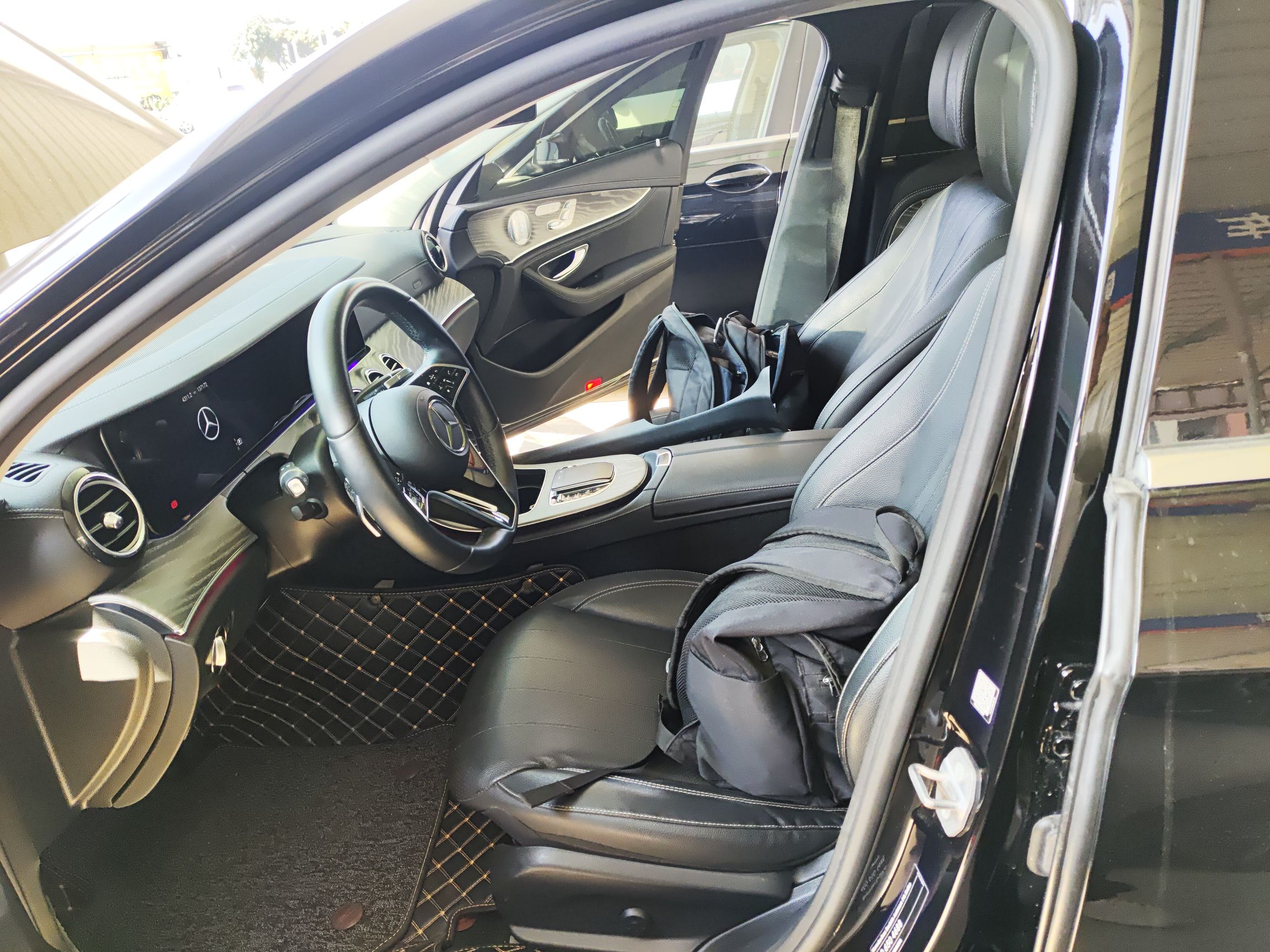 Переднее сиденье в автомобиле