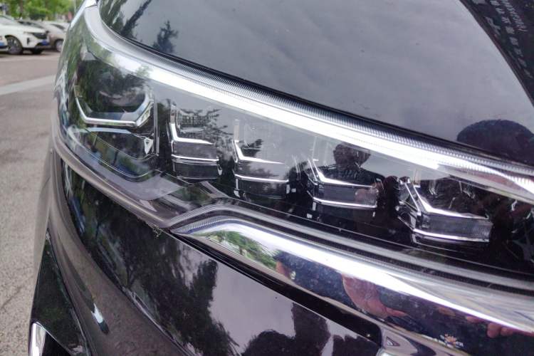 Used SAIC MAXUS G20 2021 PLUS 2.0T Gasoline Automatic ZhiZun Edition Right Front Headlight