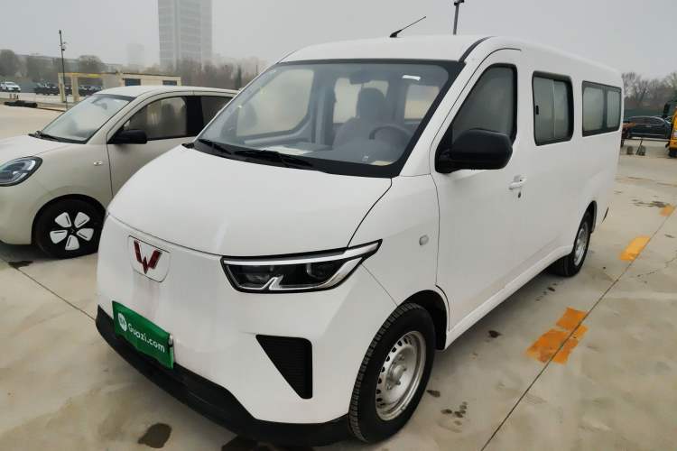 Used Wuling Yangguang 2024 300KM Comfort Version Passenger Van 75kW
