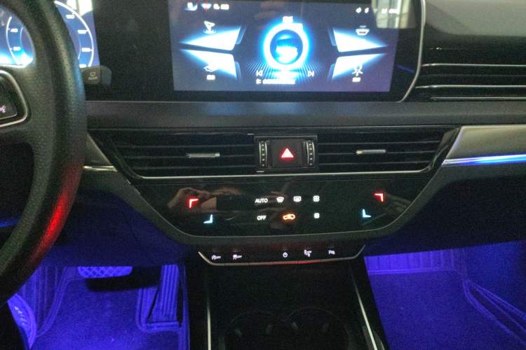 Used Hongqi HS5 2022 Revised Version 2.0T Smart Connect Flagship Edition Audio And AC Panel