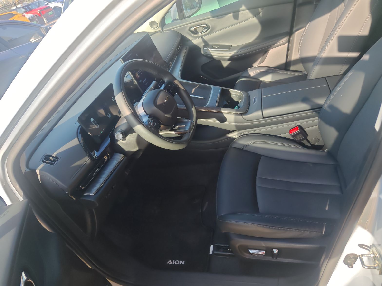 المقاعد الأمامية داخل السيارة