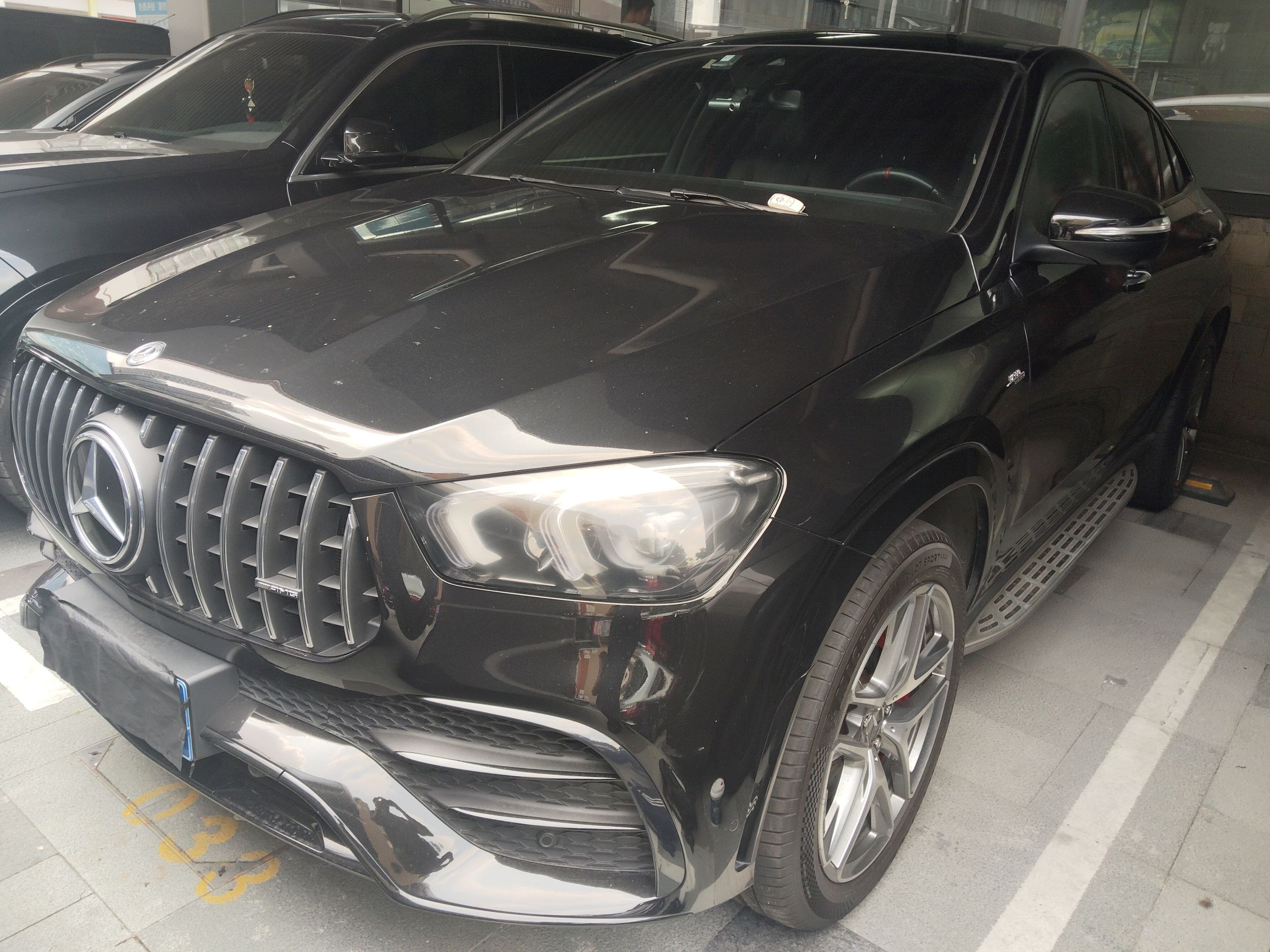 Под передней частью автомобиля