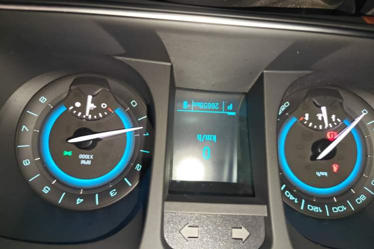 Used Buick GL8 2015 2.4L Luxury Business Premium Edition Odometer Close Up