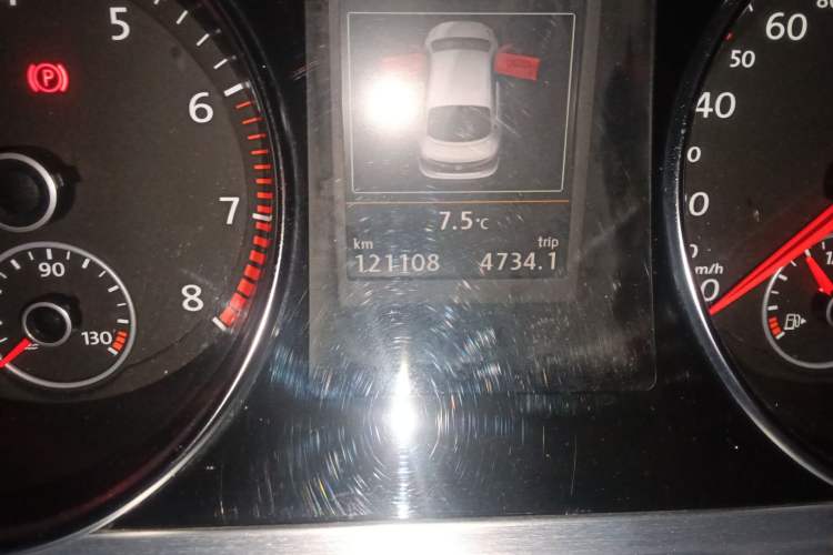 Used Volkswagen FAW-Volkswagen CC 2015 1.8TSI Luxury Model Odometer Close Up