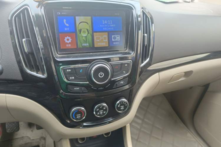 Used Baojun 730 2014 1.5L manual Comfort version 7 seats Audio And AC Panel