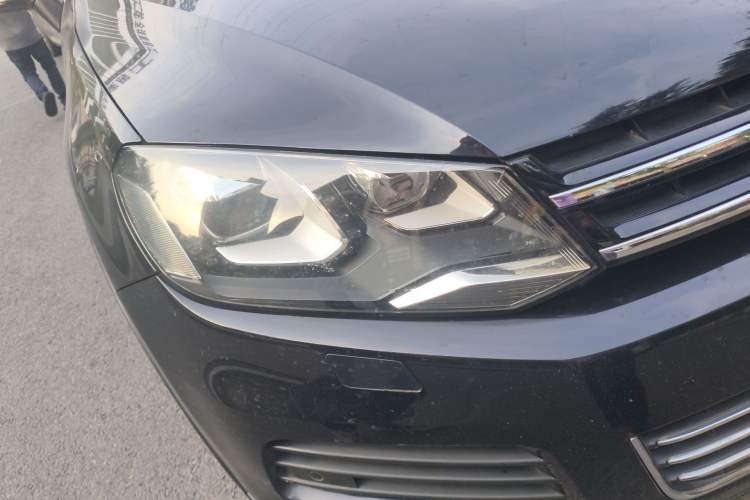 Used Volkswagen Touareg 2011 3.0 TDI Diesel Comfort Version Right Front Headlight