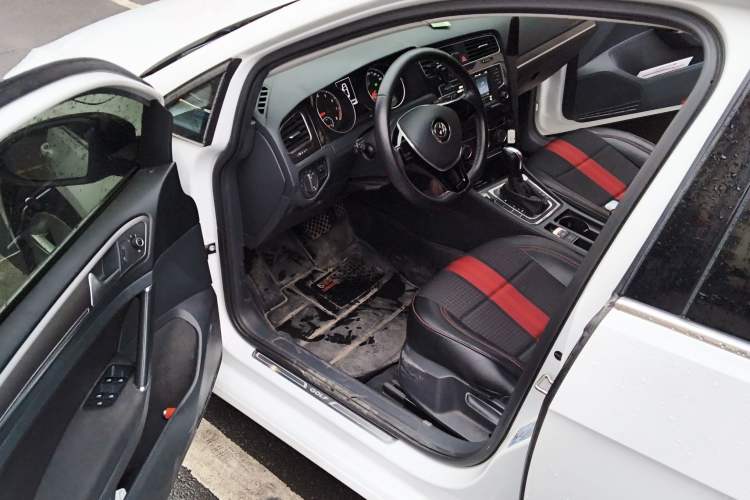 Used Volkswagen Golf 2017 1.6L Automatic Comfort Million-Vehicle Anniversary Edition
