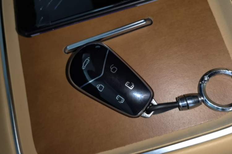 Used VOYAH Dream 2025 PHEV Four-Wheel Drive Excellence Kunpeng Edition Vehicle Key