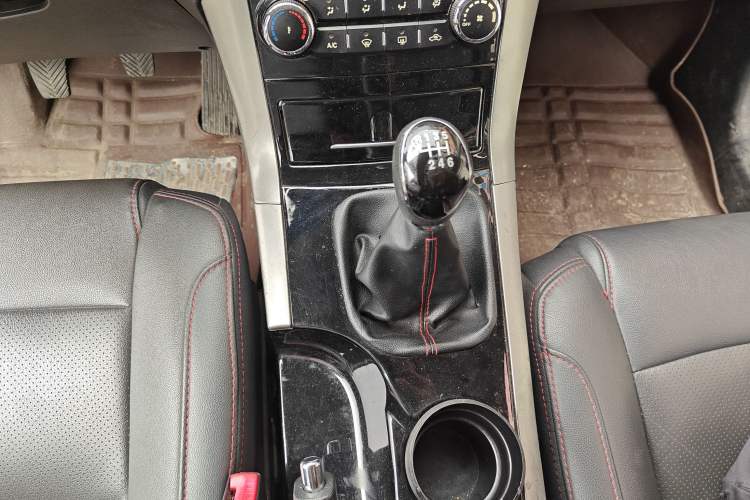 Used Huatai Santa Fe 2016 1.5T Gasoline Manual Two-Wheel Drive Smart Enjoyment i3 Model Gear Lever