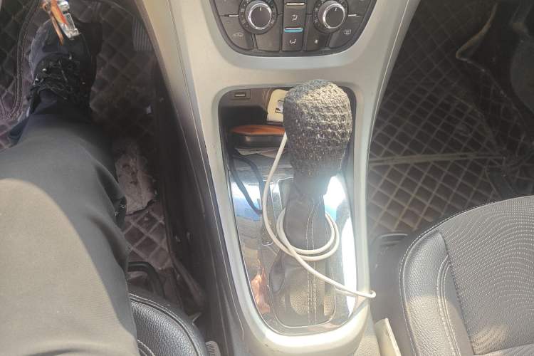 Used Buick GT 2013 XT 1.6L Automatic Fashion Edition Gear Lever