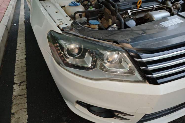 Used Volkswagen Bora 2014 1.4TSI Automatic Comfort Model Right Front Headlight