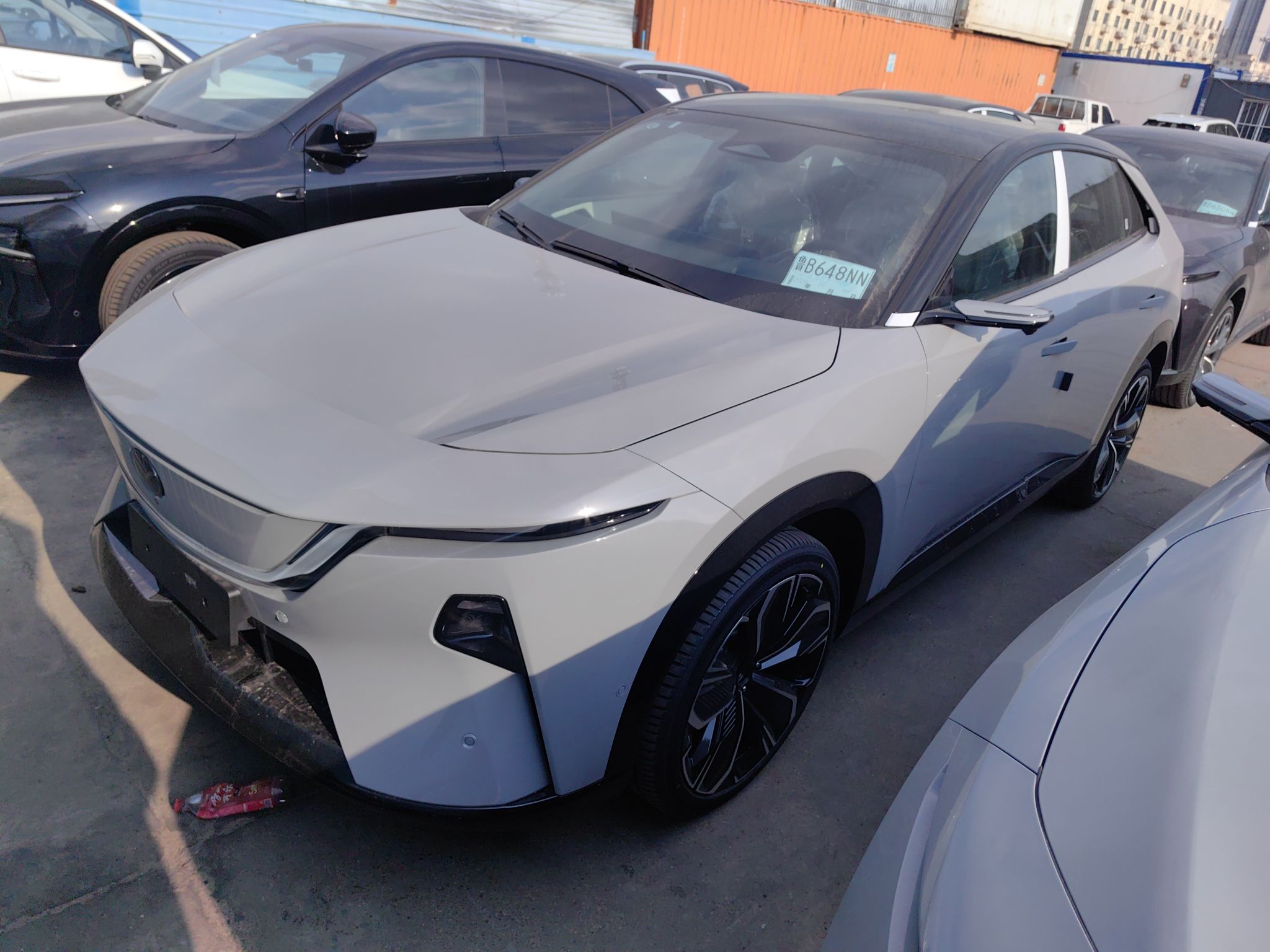 تحت مقدمة السيارة