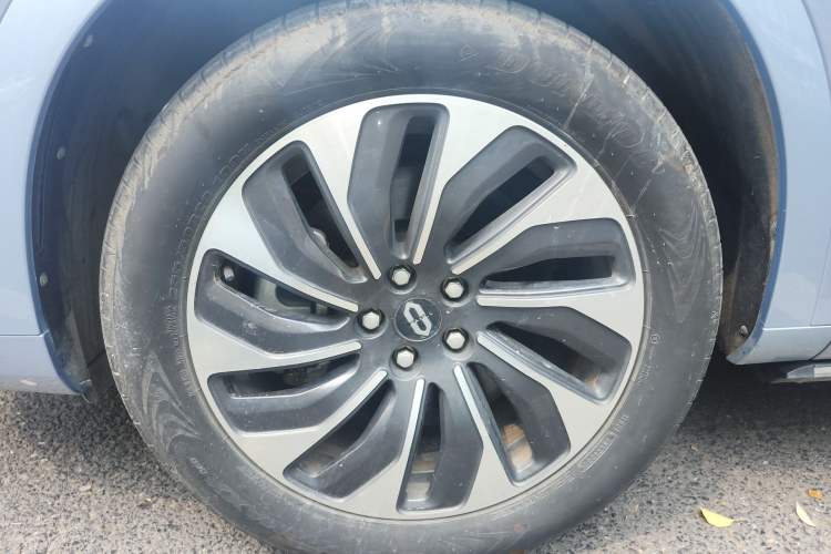 Used Hima AITO M7 2024 1.5T Rear-Drive Plus Version 5 Seats Right Front Wheel Hub