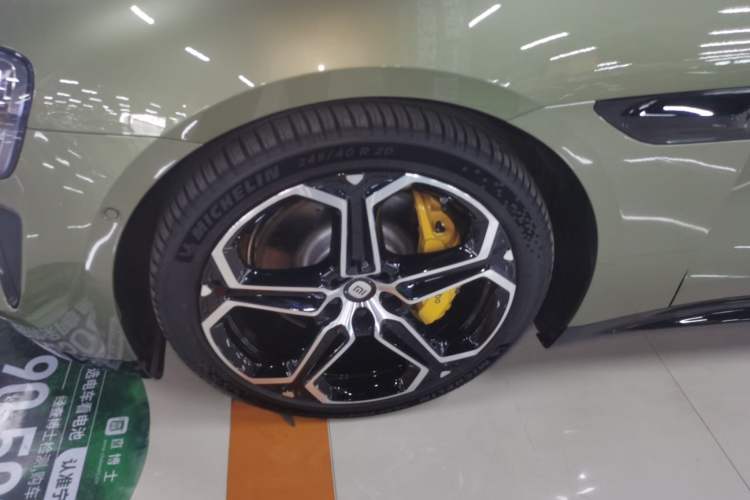 Used Xiaomi Auto SU7 2024 Four-Wheel Drive Ultra-Long Range Advanced Intelligent Driving Max Edition Left Front Wheel Hub